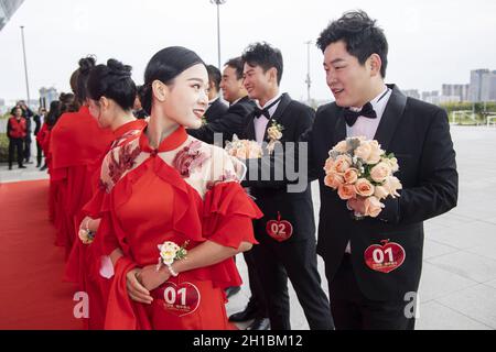 Zhengzhou, Zhengzhou, China. 18th Oct, 2021. On October 16, 2021, the Zhengzhou Federation of Trade Unions held the seventh collective wedding of employees. 35 pairs of new employees from all walks of life departed from the Zhengzhou Olympic Sports Center and arrived in Zhengzhou in two oversized wedding cars built by double-decker buses. City Workers' Home, participate in a grand and romantic collective wedding, and join hands to step into the palace of marriage.Among the 35 pairs of new employees, there are unseen volunteers who are willing to contribute, and industrial workers who lov Stock Photo