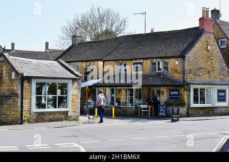 Smiths bar and restaurant is close to the centre of this beautiful Cotswold village Stock Photo