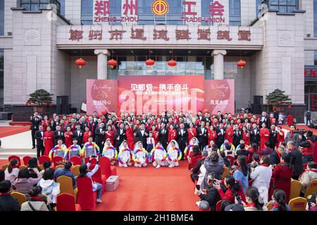 Zhengzhou, Zhengzhou, China. 18th Oct, 2021. On October 16, 2021, the Zhengzhou Federation of Trade Unions held the seventh collective wedding of employees. 35 pairs of new employees from all walks of life departed from the Zhengzhou Olympic Sports Center and arrived in Zhengzhou in two oversized wedding cars built by double-decker buses. City Workers' Home, participate in a grand and romantic collective wedding, and join hands to step into the palace of marriage.Among the 35 pairs of new employees, there are unseen volunteers who are willing to contribute, and industrial workers who lov Stock Photo