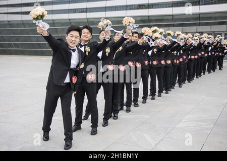 Zhengzhou, Zhengzhou, China. 18th Oct, 2021. On October 16, 2021, the Zhengzhou Federation of Trade Unions held the seventh collective wedding of employees. 35 pairs of new employees from all walks of life departed from the Zhengzhou Olympic Sports Center and arrived in Zhengzhou in two oversized wedding cars built by double-decker buses. City Workers' Home, participate in a grand and romantic collective wedding, and join hands to step into the palace of marriage.Among the 35 pairs of new employees, there are unseen volunteers who are willing to contribute, and industrial workers who lov Stock Photo