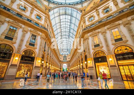MILO, ITÁLIA - CIRCA NOVEMBRO, 2017: Foto Interior Da Loja Zara Em Milão.  Foto Royalty Free, Gravuras, Imagens e Banco de fotografias. Image 120104558
