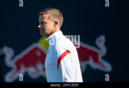 Leipzig, Germany. 18th Oct, 2021. Football: Champions League, group stage, final training before the group match Paris Saint-Germain - RB Leipzig at the Red Bull Academy. RB coach Jesse Marsch comes to the training. Credit: Hendrik Schmidt/dpa-Zentralbild/dpa/Alamy Live News Stock Photo