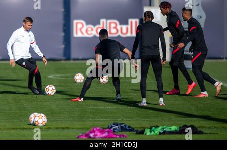 Leipzig, Germany. 18th Oct, 2021. Football: Champions League, group stage, final training before the group match Paris Saint-Germain - RB Leipzig at the Red Bull Academy. RB coach Jesse Marsch (l) trains with his team. Credit: Hendrik Schmidt/dpa-Zentralbild/dpa/Alamy Live News Stock Photo