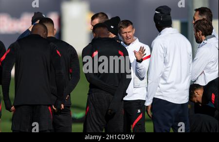 Leipzig, Germany. 18th Oct, 2021. Football: Champions League, group stage, final training before the group match Paris Saint-Germain - RB Leipzig at the Red Bull Academy. RB coach Jesse Marsch (M) talks to his team at the start of training. Credit: Hendrik Schmidt/dpa-Zentralbild/dpa/Alamy Live News Stock Photo