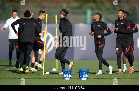 Leipzig, Germany. 18th Oct, 2021. Football: Champions League, group stage, final training before the group match Paris Saint-Germain - RB Leipzig at the Red Bull Academy. The team with Christopher Nkunku (3rd from right) trains on the pitch. Credit: Hendrik Schmidt/dpa-Zentralbild/dpa/Alamy Live News Stock Photo