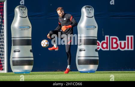 Leipzig, Germany. 18th Oct, 2021. Football: Champions League, group stage, final training before the group match Paris Saint-Germain - RB Leipzig at the Red Bull Academy. RB goalkeeper and captain Peter Gulacsi trains on the pitch. Credit: Hendrik Schmidt/dpa-Zentralbild/dpa/Alamy Live News Stock Photo