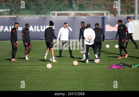 Leipzig, Germany. 18th Oct, 2021. Football: Champions League, group stage, final training before the group match Paris Saint-Germain - RB Leipzig at the Red Bull Academy. RB coach Jesse Marsch (M) trains with his team. Credit: Hendrik Schmidt/dpa-Zentralbild/dpa/Alamy Live News Stock Photo