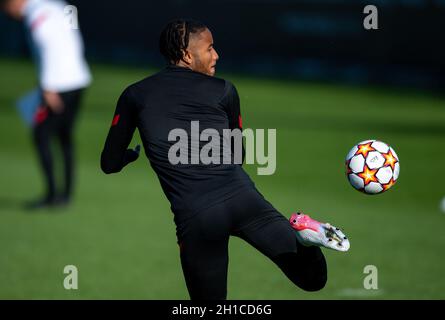 Leipzig, Germany. 18th Oct, 2021. Football: Champions League, group stage, final training before the group match Paris Saint-Germain - RB Leipzig at the Red Bull Academy. Christopher Nkunku accepts a ball during training. Credit: Hendrik Schmidt/dpa-Zentralbild/dpa/Alamy Live News Stock Photo