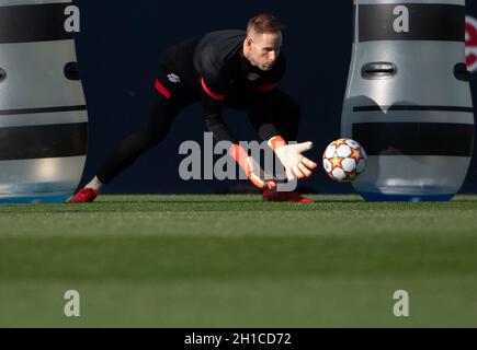 Leipzig, Germany. 18th Oct, 2021. Football: Champions League, group stage, final training before the group match Paris Saint-Germain - RB Leipzig at the Red Bull Academy. RB goalkeeper and captain Péter Gulácsi trains on the pitch. Credit: Hendrik Schmidt/dpa-Zentralbild/dpa/Alamy Live News Stock Photo