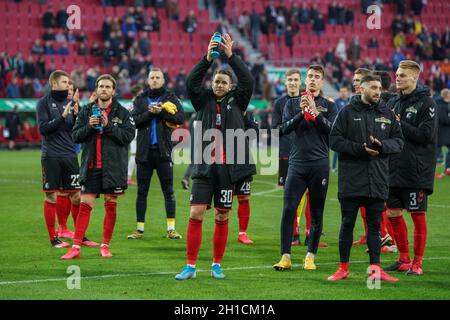 Die Freiburger Spieler bedanken sich nach dem Abpfiff bei den mitgereisten Fans für die Unterstützung, 1. BL: 19-20: 22. Sptg. FC Augsburg - SC Freibu Stock Photo