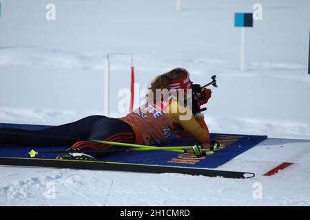 Janina Hettich (SC Schönwald) beim Liegendschießen bei der IBU Biathlon-Weltmeisterschaft Antholz 2020 Stock Photo