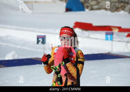 Eine Trinkpause gehört zu jedem Training: Janina Hettich (SC Schönwald) bei der IBU Biathlon-Weltmeisterschaft Antholz 2020 Stock Photo