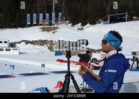Schaut genau hin am Schießstand: DSV Biathlon-Damentrainer Florian Steirer bei der IBU Biathlon-Weltmeisterschaft Antholz 2020 Stock Photo