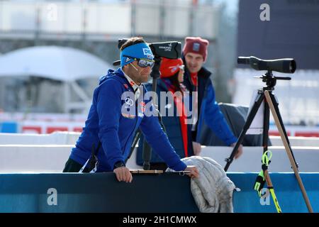DSV Biathlon-Damentrainer Florian Steirer am Schießstand bei der IBU Biathlon-Weltmeisterschaft Antholz 2020 Stock Photo