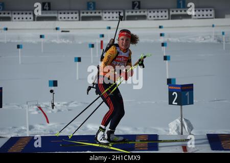 Gut gelaunt am Schießstand: Janina Hettich (SC Schönwald) beim Training während der IBU Biathlon-Weltmeisterschaft Antholz 2020 Stock Photo