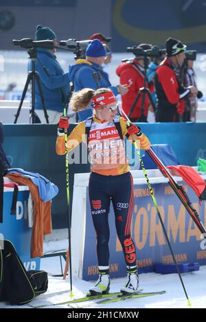 Blick zurück an den Schießstand: Janina Hettich (SC Schönwald) beim Training währen der IBU Biathlon-Weltmeisterschaft Antholz 2020 Stock Photo