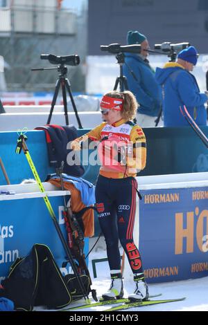Der Blick zur Pulsuhr darf im Training nicht fehlen bei Janina Hettich (SC Schönwald) bei der IBU Biathlon-Weltmeisterschaft Antholz 2020 Stock Photo