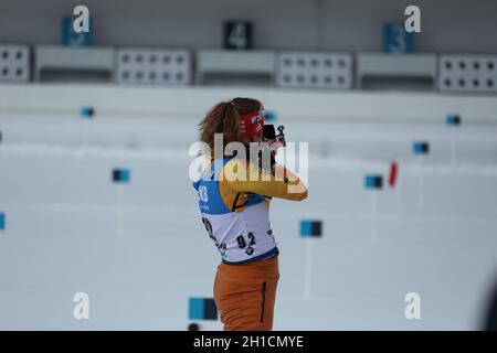 Janina Hettich (SC Schönwald) beim Stehendanschlag beim Sprint bei der IBU Biathlon-Weltmeisterschaft Antholz 2020 Stock Photo