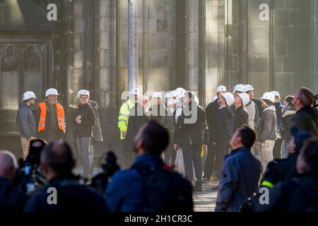 workers of the cathedral works department watching the removing of a 30-meter-high scaffold, that hung for 10 years in 105 meters hight at the north t Stock Photo