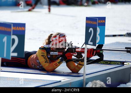 Janina Hettich (SC Schönwald) beim Liegendschießen am Schießstand bei der IBU Biathlon-Weltmeisterschaft Antholz 2020 Stock Photo