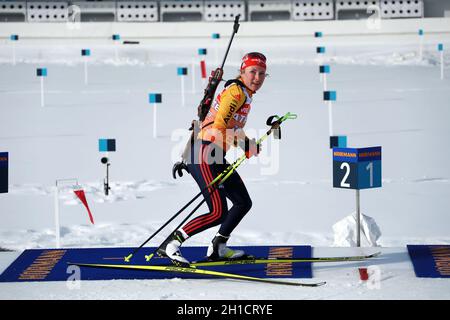 Gut schießen, schnell schießen und dann noch schneller Weg vom Schießstand: Janina Hettich (SC Schönwald) bei der IBU Biathlon-Weltmeisterschaft Antho Stock Photo