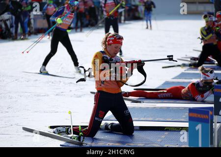 Janina Hettich (SC Schönwald) am Schießstand bei der IBU Biathlon-Weltmeisterschaft Antholz 2020 Stock Photo
