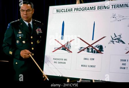 **FILE PHOTO** Colin Powell Dies Of Complications From Covid. Washington, DC. USA, September 28, 1991 Chairman of the Joint Chiefs of Staff Gen. Colin Powell uses a chart to explain President Bush's nuclear arms reorganization plan during a pentagon news conference Credit: Mark Reinstein/MediaPunch Stock Photo