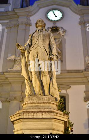 Denkmal des großartigen österreichischen Komponisten Joseph Haydn (1732-1809) in der Mariahilfer Straße in Wien. Haydn schrieb 108 Symphonien, 19 Oper Stock Photo