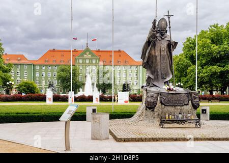 Szczecin, Poland, June 2018 Statue of Pope John Paul II on Jasne Blonia city park with green town hall and fountain in background Stock Photo