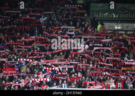 Die Freiburger Fans zeigen Flagge mit ihren Schals in der Nordkurve und machen Stimmung,   1. BL: 19-20: 25. Sptg. SC Freiburg - Union Berlin   DFL RE Stock Photo