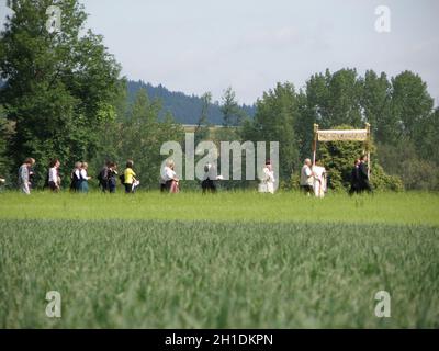 Fronleichnamsprozession in Rüstorf, Schwanenstadt (Bezirk Vöcklabruck, Oberösterreich, Österreich) - Corpus Christi procession in Rüstorf, Schwanensta Stock Photo