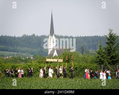 Fronleichnamsprozession in Rüstorf, Schwanenstadt (Bezirk Vöcklabruck, Oberösterreich, Österreich) - Corpus Christi procession in Rüstorf, Schwanensta Stock Photo