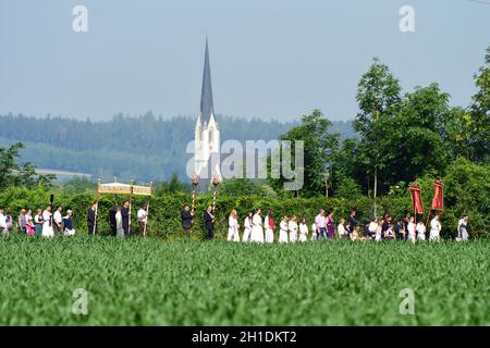 Fronleichnamsprozession in Rüstorf, Schwanenstadt (Bezirk Vöcklabruck, Oberösterreich, Österreich) - Corpus Christi procession in Rüstorf, Schwanensta Stock Photo