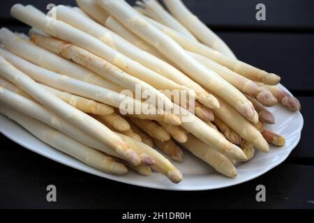 Themenbild - Stangenspargel in einer Schale Stock Photo