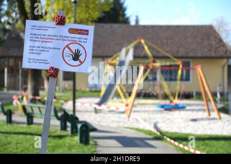 Corona-Krise - In Österreich sind alle Spielplätze gesperrt - auf dem Bild Laakirchen (Oberösterreich). Corona crisis - All playgrounds are closed in Stock Photo