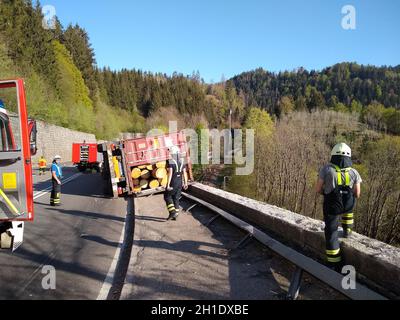 LKW- und Bahnunfall auf der Bundesstraße B31 im Höllental bei Hinterzarten. Ein französischer LKW mit Holzstämmen beladen geriet am Ende einer Kurve a
