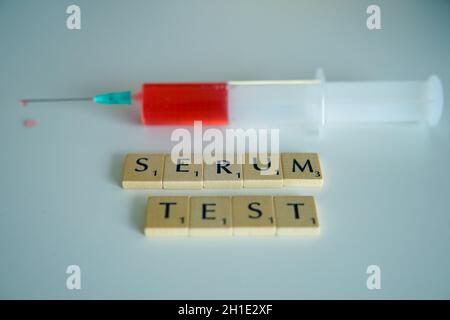 Symbolfoto, Symbolbild Symbol picture of a syringe with blood for a serum test to defend corona virus und crises Stock Photo
