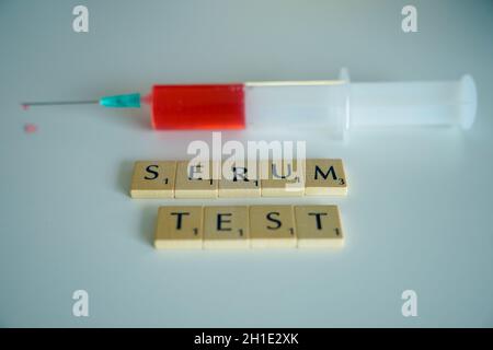 Symbolfoto, Symbolbild Symbol picture of a syringe with blood for a serum test to defend corona virus und crises Stock Photo