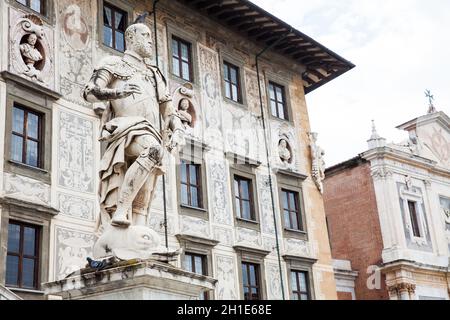 PISA, ITALY - APRIL, 2018: The statue of Cosimo I de Medici in front of Palazzo della Carovana built in 1564 located at the palace in Knights Square i Stock Photo