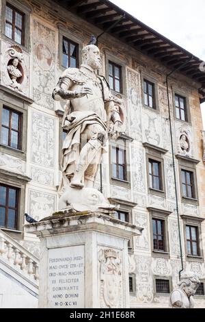 PISA, ITALY - APRIL, 2018: The statue of Cosimo I de Medici in front of Palazzo della Carovana built in 1564 located at the palace in Knights Square i Stock Photo