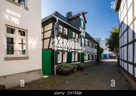 Germany, Hilden, Bergisches Land, Niederbergisches Land, Niederberg, Rhineland, North Rhine-Westphalia, NRW, Eisengasse, narrow alley, Kueckeshaus, half-timbered house Stock Photo