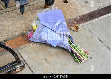 London, UK. Oct 18th 2021: A lone bouquet with a moving message was left at Carriage Gate an entrance to the Houses of Parliament in tribute to Sir David Amess MP for Southend West who was killed on 15.10.21 in his constituency surgery. Houses of Parliament, Westminster. Credit: Michael melia /Alamy Live News Stock Photo
