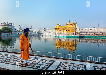 AMRITSAR, INDIA - AUGUST 26, 2011: Sikh guard in Golden Temple Sri Harmandir Sahib Gurdwara in Amritsar, Punjab, India.  Golden Temple is the holiest Stock Photo