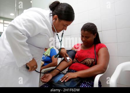 nazare, bahia / brazil - october 22, 2019: nursing technician, makes blood pressure measurement of patient in Goncalves Martins Hospital, administered Stock Photo