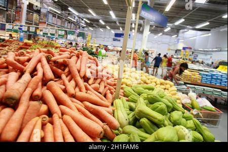 salvador, bahia / brazil - november 11, 2016: Customers are seen shopping at the supermarket in the city of Salvador. *** Local Caption *** . Stock Photo