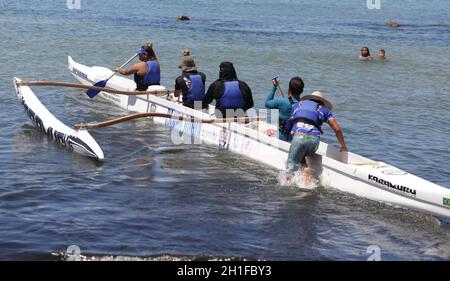 salvador, bahia / brazil - january 24, 2019: People are seen boarding Polynesian canoe on Itapua beach in Salvador.    *** Local Caption *** Stock Photo