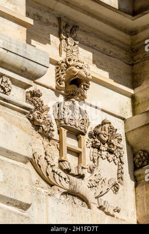 FRANCE. SEINE-ET-MARNE (77). FONTAINEBLEAU. THE CASTLE. THE MONOGRAM OF HENRI IV, IN THE COURTYARD OF THE FONTAINE Stock Photo