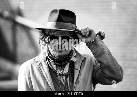 JOHNNY DEPP in CHARLIE AND THE CHOCOLATE FACTORY (2005), directed by TIM  BURTON. Credit: WARNER BROS. / Album Stock Photo - Alamy