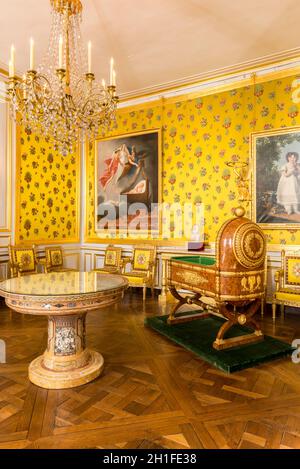 FRANCE. SEINE-ET-MARNE (77). FONTAINEBLEAU. THE CASTLE. THE NAPOLEON I MUSEUM. ROOM ' IMPERIAL PALACE FOR THE KING OF ROME' AND THE CRADLE OF THE KING Stock Photo