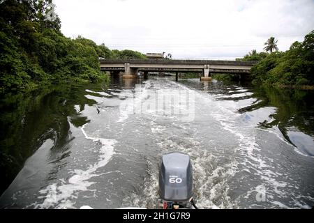 salvador, bahia / brazil - november 21, 2017: boat engine is seen in the waters of the Joanas river in the city of Lauro de Freitas. The lake receives Stock Photo